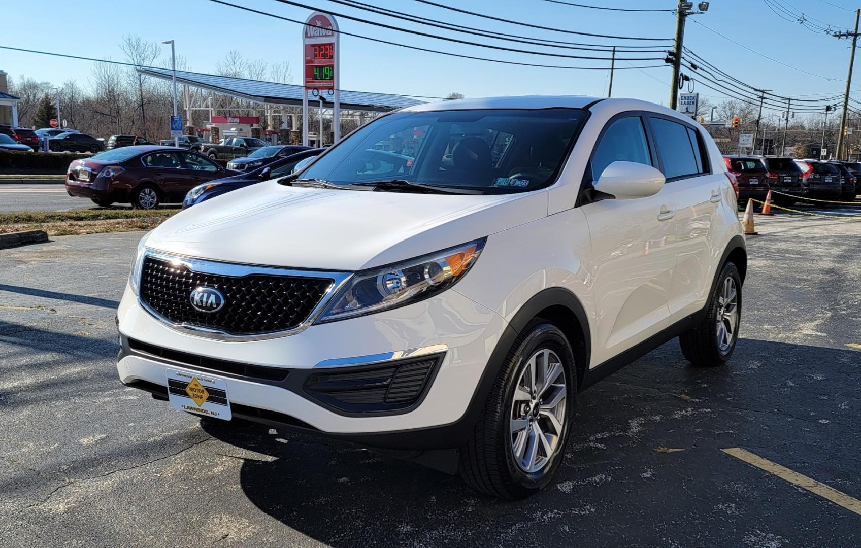 2015 White /Black Kia Sportage LX (KNDPB3AC6F7) with an 4-Cyl, GDI, 2.4 Liter engine, Auto, 6-Spd Sportmatic transmission, located at 341 N White Horse Pike, Lawnside, NJ, 08045, (856) 262-9500, 39.855621, -75.027451 - Photo#1